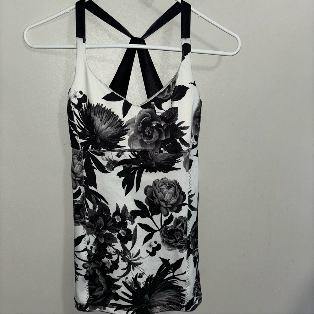 Lululemon black & white floral tank with built in bra size 4